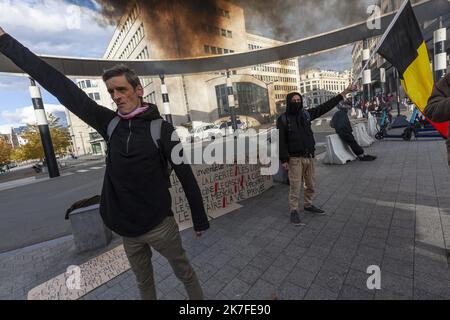 ©Nicolas Landemard / Le Pictorium/MAXPPP - Une centaine de personnes se sont reunies ce jour pres de la Gare Centrale a l'Appel du mouvement rupture et Renouveau pour protester contre le Pass sanitaire ou Covid Safe Ticket mis en place par les autorites dans la capitale belge. Stockfoto