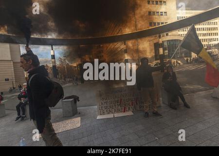 ©Nicolas Landemard / Le Pictorium/MAXPPP - Une centaine de personnes se sont reunies ce jour pres de la Gare Centrale a l'Appel du mouvement rupture et Renouveau pour protester contre le Pass sanitaire ou Covid Safe Ticket mis en place par les autorites dans la capitale belge. Stockfoto