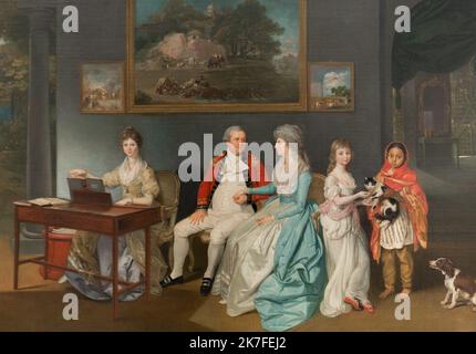 ©Active Museu/MAXPPP - ActiveMuseum 0014428.jpg / Colonel Blair avec sa famille et une ayah indienne 1786 - / Johan Joseph Zoffany / Peinture Active Museum / Le Pictorium Buch, Katze, Kind, Oberst, Säule (Architektur), Hund, Familie, Horizontal, Inder (), Mann, Spiegel, Malerei, Klavier, sitzende Frauen, Schal, sitzender Mann, traditionelle Kostüme, Weiß Kleid, Frau, Colonel Blair, 18. Jahrhundert, Johann Joseph Zoffany, Stockfoto