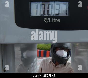 ©Abhisek Saha / Le Pictorium/MAXPPP - des militants de la Branche jeunesse du TMC (Trinamool Congress) nimmt an einer une Manifestation contre la Hausse du prix du carburant, devant une Station-Service a Agartala. Stockfoto