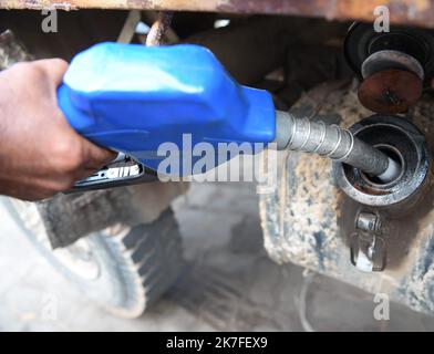 ©Abhisek Saha / Le Pictorium/MAXPPP - des militants de la Branche jeunesse du TMC (Trinamool Congress) nimmt an einer une Manifestation contre la Hausse du prix du carburant, devant une Station-Service a Agartala. Stockfoto