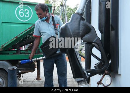 ©Abhisek Saha / Le Pictorium/MAXPPP - des militants de la Branche jeunesse du TMC (Trinamool Congress) nimmt an einer une Manifestation contre la Hausse du prix du carburant, devant une Station-Service a Agartala. Stockfoto