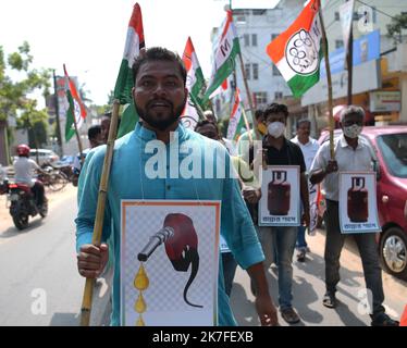 ©Abhisek Saha / Le Pictorium/MAXPPP - des militants de la Branche jeunesse du TMC (Trinamool Congress) nimmt an einer une Manifestation contre la Hausse du prix du carburant, devant une Station-Service a Agartala. Stockfoto