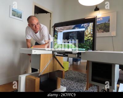 ©PHOTOPQR/LE PARISIEN/Sébastien BIRDEN ; Saint-Germain-en-Laye ; 26/03/2021 ; Saint-Germain-en-Laye. Le prototype réalisé par Omar Seck Trône dans son Salon. Il l'utilize au quotidien depuis un an et la mise en place du travail à domicile. Saint Germain en Laye, Frankreich, märz 2021 ein Couchtisch für Telearbeit gewann den Innovationswettbewerb Lépine. In seinem Wohnzimmer sitzt der Prototyp von Omar Seck. Er nutzt es seit einem Jahr täglich und arbeitet von zu Hause aus. Stockfoto