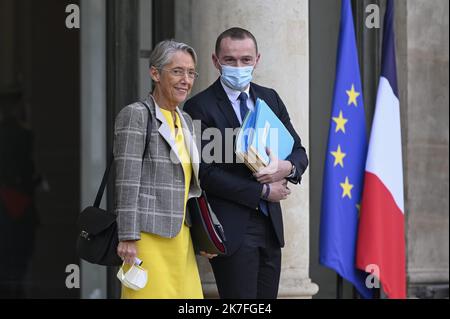 ©Julien Mattia / Le Pictorium/MAXPPP - Mme Elisabeth BORNE, Ministre du Travail, de l'Emploi et de l'Insertion et M. Olivier DUSSOPT, Charge des Comptes publics en sortie du Conseil des Ministres, au Palais de l'Elysee le 03 novembre 2021. Stockfoto