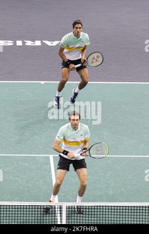 Alexis Sciard / IP3; Paris, Frankreich, 7. November 2021 - die französischen Spieler Pierre Hugues Herbert und Nicolas Mahut im Doppel-Finale gegen Tim Puetz aus Deutschland und Michael Venus aus Neuseeland beim Rolex Paris Masters Tennisturnier. Stockfoto