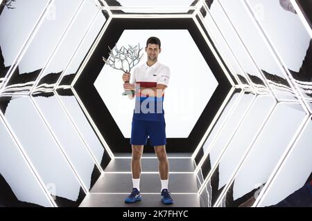 Alexis Sciard / IP3; Paris, Frankreich, 7. November 2021 - der serbische Novak Djokovic posiert mit seiner Trophäe, nachdem er das Einzel-Tennisspiel der Herren beim Rolex Paris Masters Turnier gegen den russischen Daniil Medwedew gewonnen hat. Stockfoto