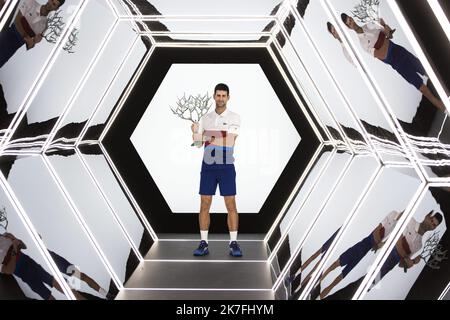 Alexis Sciard / IP3; Paris, Frankreich, 7. November 2021 - der serbische Novak Djokovic posiert mit seiner Trophäe, nachdem er das Einzel-Tennisspiel der Herren beim Rolex Paris Masters Turnier gegen den russischen Daniil Medwedew gewonnen hat. Stockfoto