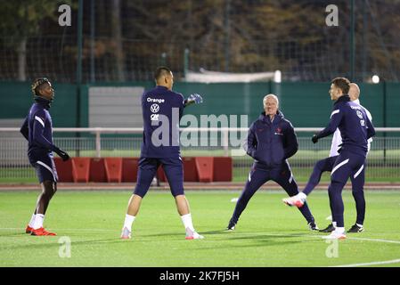 ©PHOTOPQR/LE PARISIEN/ARNAUD JOURNOIS ; CLAIREFONTAINE EN YVELINES ; 08/11/2021 ; RASSEMBLEMENT DE L'EQUIPE DE FRANCE DE FOOTBALL AU CNF DE CLAIREFONTAINE POUR PREPARER POUR PREPARER LES TACHS DE QUALIFICATION POUR LA COUPE DU MONDE FIFA QATAR 2022 FACE AU KASACHSTAN ET EN FINLANDE / DIDIER DESCHAMPS SELECTIONEUR DE L'EQUIPE DE FRANCE , /GUY STEPHAN ENTRAINEUR ADJOINT , PAUL POGBA , ALPHONSE AREOLA , BENJAMIN PAVARD - Training der französischen Fußballmannschaft november 8 2021 Stockfoto