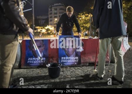 ©Christophe Petit Tesson/MAXPPP - 10/11/2021 ; PARIS ; FRANCE - des jeunes militants de Generation Zemmour (GZ) collent des affiches 'Zemmour President' pour soutenir la candidature du polemiste Eric Zemmour. Junge Aktivisten der Generation Zemmour (GZ) stellten Kampagnenplakate mit der Aufschrift „Zemmour-Präsident“ auf, um die Kandidatur des französischen rechtsextremen Polemikers Eric Zemmour für die Präsidentschaftswahlen 2022 in Paris am 10. November 2021 zu unterstützen. Stockfoto