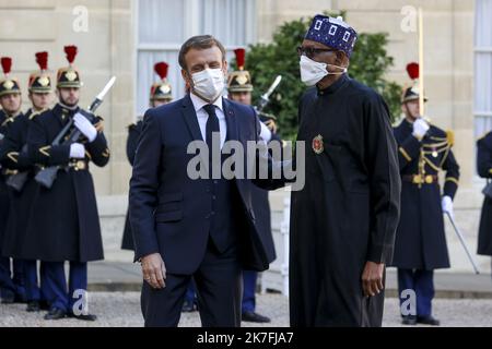 ©Sebastien Muylaert/MAXPPP - Frankreichs Präsident Emmanuel Macron begrüßt den nigerianischen Präsidenten Muhammadu Buhari auf dem Gelände des Elysée-Palasts in Paris. 10.11.2021 Stockfoto