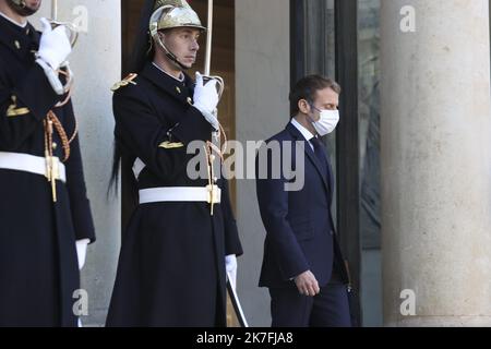 ©Sebastien Muylaert/MAXPPP - Frankreichs Präsident Emmanuel Macron vor dem Treffen mit dem nigerianischen Präsidenten im Elysee-Palast während eines offiziellen Besuchs in Paris. 10.11.2021 Stockfoto