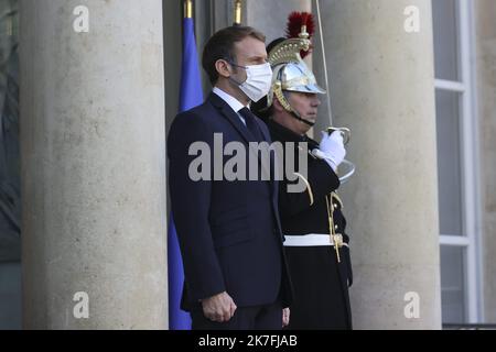 ©Sebastien Muylaert/MAXPPP - Frankreichs Präsident Emmanuel Macron vor dem Treffen mit dem nigerianischen Präsidenten im Elysee-Palast während eines offiziellen Besuchs in Paris. 10.11.2021 Stockfoto