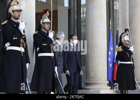 ©Sebastien Muylaert/MAXPPP - Frankreichs Präsident Emmanuel Macron vor dem Treffen mit dem nigerianischen Präsidenten im Elysee-Palast während eines offiziellen Besuchs in Paris. 10.11.2021 Stockfoto