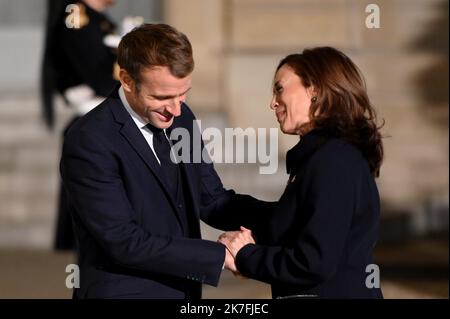 ©Julien Mattia / Le Pictorium/MAXPPP - le President Emmanuel Macron recevait au Palais de l'Elysee pour Diner la Vice-Presidente des Etats-Unis d'Amerique, Kamala Haris, am 10. November 2021 Stockfoto