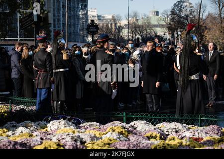 Paris, jeudi 11 novembre 2021 @ Pool/Tristan Reynaud/Maxppp Ceremonie de l'Armistice du 11 novembre 1918. Emmanuel MACRON, Präsident der Republik, Depot de gerbe devant la Statue de Clemenceau.der französische Präsident Emmanuel Macron, der am 11. November 2021 bei einer Zeremonie an der Statue de Clemenceau in Paris im Rahmen der gedenkfeiern zum 103.. Jahrestag des Waffenstillstands vom 11. November 1918, Ende des Ersten Weltkriegs (1. Weltkrieg) - Zeremonien zum 103.. Jahrestag des Waffenstillstandstages, 11. November 2021 in Paris. Stockfoto