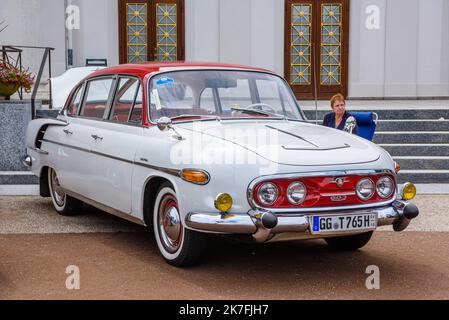 BADEN BADEN, DEUTSCHLAND - 2019. JULI: Weiße rote TATRA 603 aus der Tschechoslowakei, Oldtimer-Treffen im Kurpark. Stockfoto