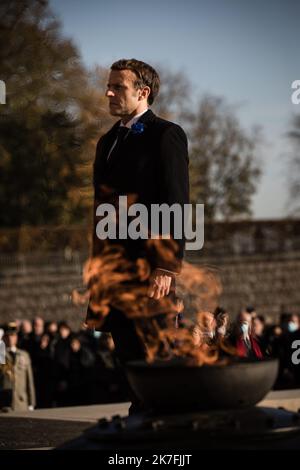 @ Pool/Tristan Reynaud/Maxppp, Frankreich, Suresnes, 2021/11:11 der französische Präsident Emmanuel Macron würdigt den Sarg mit der französischen Flagge von Hubert Germain - dem letzten überlebenden Befreiungsgefährten - während einer Beerdigungszeremonie in der Krypta des französischen Widerstandsdenkmals des Mont Valerien in Suresnes, in der Nähe von Paris, 11. November, 2021. Stockfoto