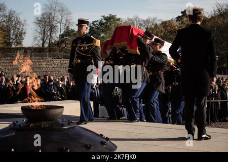 @ Pool/Tristan Reynaud/Maxppp, Frankreich, Suresnes, 2021/11:11 der französische Präsident Emmanuel Macron würdigt den Sarg mit der französischen Flagge von Hubert Germain - dem letzten überlebenden Befreiungsgefährten - während einer Beerdigungszeremonie in der Krypta des französischen Widerstandsdenkmals des Mont Valerien in Suresnes, in der Nähe von Paris, 11. November, 2021. Stockfoto