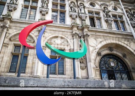 Bruno Levesque / IP3 Paris Frankreich 02 November 2021 Le Symbole des Jeux paralympiques sur le parvis de l'Hotel de Ville Stockfoto