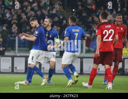 ©Laurent Lairys/MAXPPP - Jorginho , Gaetano Castrovilli und Leonardo Bonucci aus Italien während der FIFA Weltmeisterschaft 2022, Qualifikationsspiel der Gruppe C zwischen Italien und der Schweiz am 12. November 2021 im Stadio Olimpico in Rom, Italien - Foto Laurent Lairys / MAXPPP Stockfoto