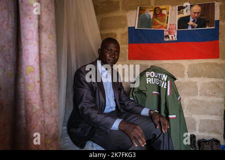 ©Nicolas Remene / Le Pictorium/MAXPPP - Aboubacar Kane, 49 ans habite une petite piece au sein d'une Concession familiale au Bord du fleuve dans le quartier de Badalabougou a Bamako le 3 novembre 2021. Il est russophile depuis son plus jeune age, Grand Admirateur de Poutine, il arbore fierement drapeau, habits militaires et Portraits du President russe sur ses murs. Stockfoto