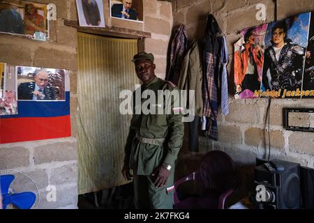 ©Nicolas Remene / Le Pictorium/MAXPPP - Aboubacar Kane, 49 ans habite une petite piece au sein d'une Concession familiale au Bord du fleuve dans le quartier de Badalabougou a Bamako le 3 novembre 2021. Il est russophile depuis son plus jeune age, Grand Admirateur de Poutine, il arbore fierement drapeau, habits militaires et Portraits du President russe sur ses murs. Stockfoto