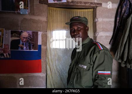 ©Nicolas Remene / Le Pictorium/MAXPPP - Aboubacar Kane, 49 ans habite une petite piece au sein d'une Concession familiale au Bord du fleuve dans le quartier de Badalabougou a Bamako le 3 novembre 2021. Il est russophile depuis son plus jeune age, Grand Admirateur de Poutine, il arbore fierement drapeau, habits militaires et Portraits du President russe sur ses murs. Stockfoto