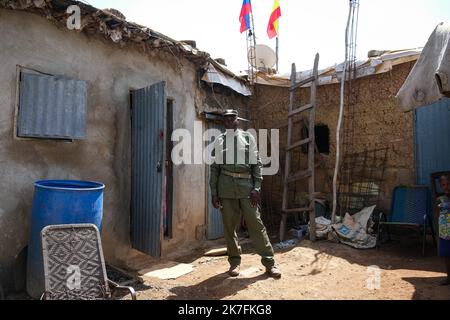 ©Nicolas Remene / Le Pictorium/MAXPPP - Aboubacar Kane, 49 ans habite une petite piece au sein d'une Concession familiale au Bord du fleuve dans le quartier de Badalabougou a Bamako le 3 novembre 2021. Il est russophile depuis son plus jeune age, Grand Admirateur de Poutine, il arbore fierement drapeau, habits militaires et Portraits du President russe sur ses murs. Stockfoto