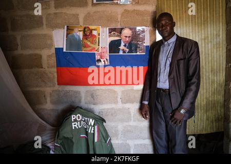 ©Nicolas Remene / Le Pictorium/MAXPPP - Aboubacar Kane, 49 ans habite une petite piece au sein d'une Concession familiale au Bord du fleuve dans le quartier de Badalabougou a Bamako le 3 novembre 2021. Il est russophile depuis son plus jeune age, Grand Admirateur de Poutine, il arbore fierement drapeau, habits militaires et Portraits du President russe sur ses murs. Stockfoto