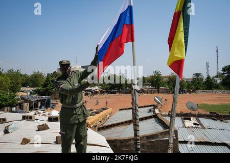 ©Nicolas Remene / Le Pictorium/MAXPPP - Aboubacar Kane, 49 ans est monte sur le toit de sa maison dans le quartier de Badalabougou a Bamako le 3 novembre 2021 ou il pose fierement en habits militaires pächter dans ses mains le drapeau russe a cote d'un drapeau ethiopien. Il est russophile depuis son plus jeune age, Grand Admirateur de Poutine. Stockfoto