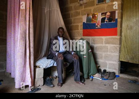 ©Nicolas Remene / Le Pictorium/MAXPPP - Aboubacar Kane, 49 ans habite une petite piece au sein d'une Concession familiale au Bord du fleuve dans le quartier de Badalabougou a Bamako le 3 novembre 2021. Il est russophile depuis son plus jeune age, Grand Admirateur de Poutine, il arbore fierement drapeau, habits militaires et Portraits du President russe sur ses murs. Stockfoto