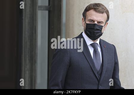 ©Sebastien Muylaert/MAXPPP - Frankreichs Präsident Emmanuel Macron, bevor er den ghanaischen Präsidenten im Elysee-Präsidentenpalast in Paris begrüßt hat. 17.11.2021 Stockfoto