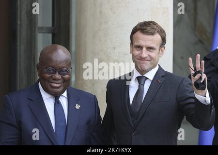 ©Sebastien Muylaert/MAXPPP - Frankreichs Präsident Emmanuel Macron begrüßt Ghanas Präsidentin Nana Akufo-Addo zu einem Treffen im Präsidentenpalast Elysee in Paris. 17.11.2021 Stockfoto