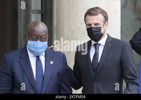 ©Sebastien Muylaert/MAXPPP - Frankreichs Präsident Emmanuel Macron begrüßt Ghanas Präsidentin Nana Akufo-Addo zu einem Treffen im Präsidentenpalast Elysee in Paris. 17.11.2021 Stockfoto