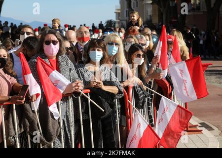 ©PHOTOPQR/NICE MATIN/CYRIL DODERGNY ; Monaco ; 19/11/2021 ; Monaco le 19/11/2021 - Fête Nationale Monégasque - Les Monégasques, venus en nombre, pour fêter et rendre Hommage à leur souverain. Monaco, 19. 2021. november. Die Einwohner von Monaco feiern ihren Prinzen und ihre Fürstenfamilie am Nationalfeiertag Stockfoto