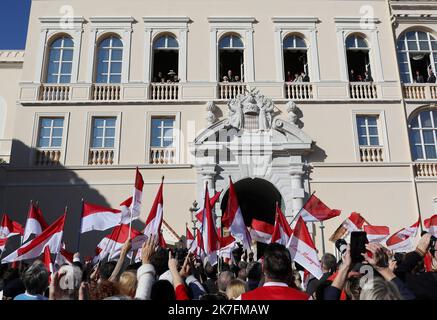 ©PHOTOPQR/NICE MATIN/CYRIL DODERGNY ; Monaco ; 19/11/2021 ; Monaco le 19/11/2021 - Fête Nationale Monégasque - Les Monégasques, venus en nombre, pour fêter et rendre Hommage à leur souverain. Monaco, 19. 2021. november. Die Einwohner von Monaco feiern ihren Prinzen und ihre Fürstenfamilie am Nationalfeiertag Stockfoto