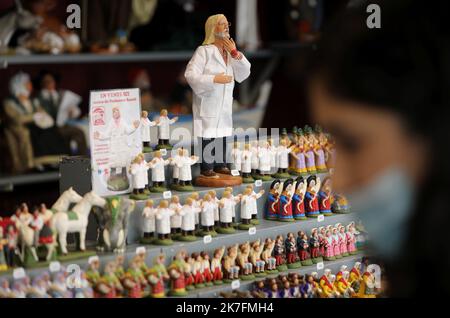 ©PHOTOPQR/LA PROVENCE/VALERIE VREL ; Marseille ; 20/11/2021 ; Lancement de la Foire aux santons et du marché de Noël axé sur les commerçants et premiers visiteurs, sur le Vieux-Port. santon Didier Raoult - Marseille, Frankreich, nov 20. 2021 Marseille Krippenfiguren Ausstellung Dr. Raoult Krippe berühmter Arzt während einer Pandemie Stockfoto