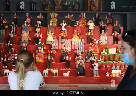 ©PHOTOPQR/LA PROVENCE/VALERIE VREL ; Marseille ; 20/11/2021 ; Lancement de la Foire aux santons et du marché de Noël axé sur les commerçants et premiers visiteurs, sur le Vieux-Port. - Marseille, Frankreich, nov 20. 2021 Marseille Krippenfiguren Ausstellung Stockfoto