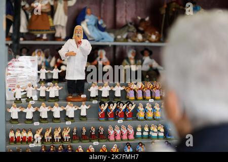 ©PHOTOPQR/LA PROVENCE/VALERIE VREL ; Marseille ; 20/11/2021 ; Lancement de la Foire aux santons et du marché de Noël axé sur les commerçants et premiers visiteurs, sur le Vieux-Port. santon Didier Raoult - Marseille, Frankreich, nov 20. 2021 Marseille Krippenfiguren Ausstellung Dr. Raoult Krippe berühmter Arzt während einer Pandemie Stockfoto