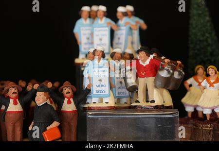 ©PHOTOPQR/LA PROVENCE/VALERIE VREL ; Marseille ; 20/11/2021 ; Lancement de la Foire aux santons et du marché de Noël axé sur les commerçants et premiers visiteurs, sur le Vieux-Port. santon de remerciement à Bernard Tapie merci Boss - Marseille, Frankreich, nov 20. 2021 Marseille Crib Figures Ausstellung Unterstützer von Bernard Tapie, der vor ein paar Wochen verstorben ist Stockfoto