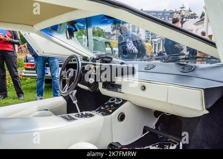 BADEN BADEN, DEUTSCHLAND - JULI 2019: Lederausstattung des weißen LAMBORGHINI COUNTACH 1974 1990 Sportwagens, Oldtimer-Treffen im Kurpark. Stockfoto