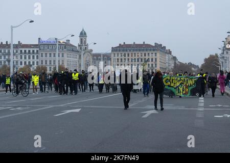 ©Maryne Djouri / Le Pictorium/MAXPPP - Maryne Djouri / Le Pictorium - 20/11/2021 - Frankreich / Rhone Alpes / Lyon - Manifestation des Gilets jaunes fetant leurs 3ans dans le 2eme Arrondissement de Lyon, a cote de la Place Bellecour. / 20/11/2021 - Frankreich / Rhone Alpes / Lyon - Demonstration der Gelbwesten zum 3.. Geburtstag im 2.. Bezirk von Lyon, neben dem Place Bellecour. Stockfoto