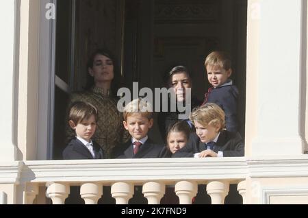 ©PHOTOPQR/NICE MATIN/CYRIL DODERGNY ; Monaco ; 19/11/2021 ; Monaco le 19/11/2021 - Fête Nationale Monégasque - La Princesse Caroline de Hanovre, tous ses petits enfants et Charlotte Casiraghi Monaco , nov 19. 2021. Nationalfeiertag in Monaco. Balkonzeremonie mit fürstlicher Familie Stockfoto