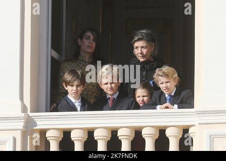 ©PHOTOPQR/NICE MATIN/CYRIL DODERGNY ; Monaco ; 19/11/2021 ; Monaco le 19/11/2021 - Fête Nationale Monégasque - La Princesse Caroline de Hanovre, tous ses petits enfants et Charlotte Casiraghi Monaco , nov 19. 2021. Nationalfeiertag in Monaco. Balkonzeremonie mit fürstlicher Familie Stockfoto