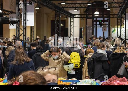 ©Maryne Djouri / Le Pictorium/MAXPPP - Maryne Djouri / Le Pictorium - 21/11/2021 - Frankreich / Rhone Alpes / Lyon - Le 21 Novembre 2021 s'est deroule le Salon de la Soie au Palais de la Bourse dans le 2eme Arrondissement de Lyon. / 21/11/2021 - Frankreich / Rhone Alpes / Lyon - am 21. November 2021 fand der Salon de la Soie im Palais de la Bourse im 2.. Bezirk von Lyon statt. Stockfoto