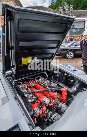 BADEN BADEN, DEUTSCHLAND - JULI 2019: Roter Motor des weißen LAMBORGHINI COUNTACH 1974 1990 Sportwagens, Oldtimer-Treffen im Kurpark. Stockfoto