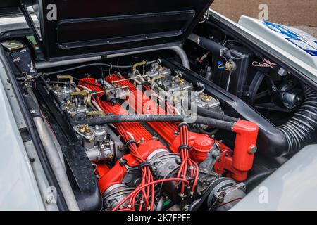 BADEN BADEN, DEUTSCHLAND - JULI 2019: Roter Motor des weißen LAMBORGHINI COUNTACH 1974 1990 Sportwagens, Oldtimer-Treffen im Kurpark. Stockfoto