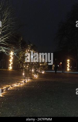 ©Maryne Djouri / Le Pictorium/MAXPPP - Maryne Djouri / Le Pictorium - 25/11/2021 - Frankreich / Ile-de-France / Ile-de-France - Les eclairages de Noel dans le domaine national de Saint-Cloud dans les Hauts de seine pour 'Lumiere en seine'. / 25/11/2021 - Frankreich / Ile-de-France (Region) / Ile-de-France (Region) - Weihnachtslichter im nationalen Gebiet von Saint-Cloud im Hauts de seine für 'Lumiere en seine'. Stockfoto