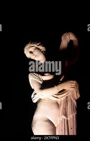 ©Maryne Djouri / Le Pictorium/MAXPPP - Maryne Djouri / Le Pictorium - 25/11/2021 - Frankreich / Ile-de-France / Ile-de-France - 'Le Bassin aux chiens'. Les eclairages de Noel dans le domaine national de Saint-Cloud dans les Hauts de seine pour 'Lumiere en seine'. / 25/11/2021 - Frankreich / Ile-de-France (Region) / Ile-de-France (Region) - der Hundeteich. Weihnachtslichter im Nationalbereich von Saint-Cloud in der Hauts de seine für „Lumiere en seine“. Stockfoto